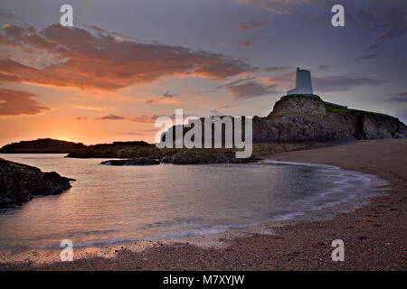 Tour de guet sur l'île Llanddwyn, Anglesey, côte Nord du Pays de Galles au coucher du soleil Banque D'Images