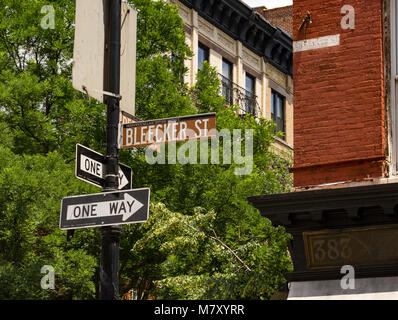 Panneau de rue Brown Bleecker St et panneau de rue à sens unique à Greenwich Village, Manhattan, New York Banque D'Images