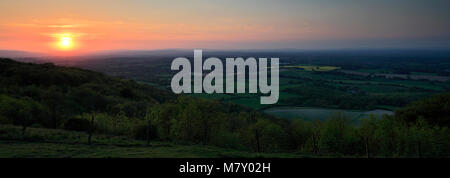 Coucher de soleil depuis le Ditchling Beacon, le Parc National des South Downs, comté de Sussex, England, UK Banque D'Images