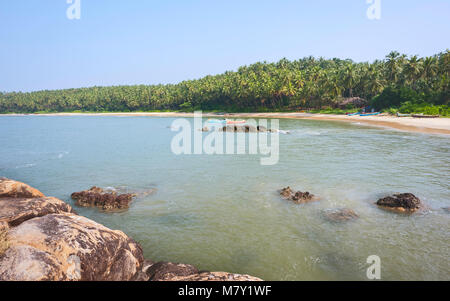 Chera rock en plein milieu d'une plage de sable et donnant sur la mer d'Oman bateau en bois au coucher du soleil près de Thottada village, New Delhi, Ind Banque D'Images