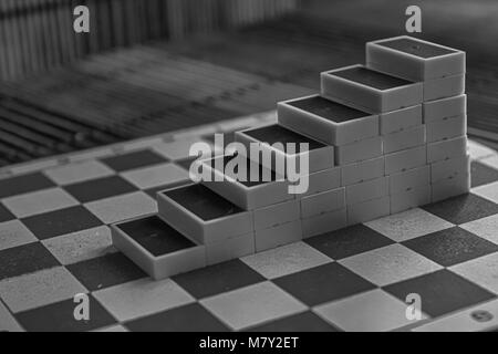 Pyramide monochrome de pièces domino sur la table en bois bambou brown background Banque D'Images