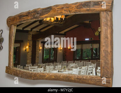 Salle à manger pour le banquet de mariage reflète dans un miroir en bois, Restaurant, Jai Alai Urrestilla, Gipuzkoa, Pays Basque, Espagne, Europe Banque D'Images