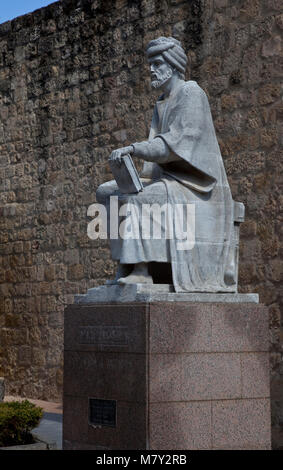 Cordoue, Averroes-Denkmal. Ibn Ruschd. Sitzfigur errichtet 1967 für den dans geborenen muslimischen Cordoba Arzt und Philosophen 1126-98 Banque D'Images