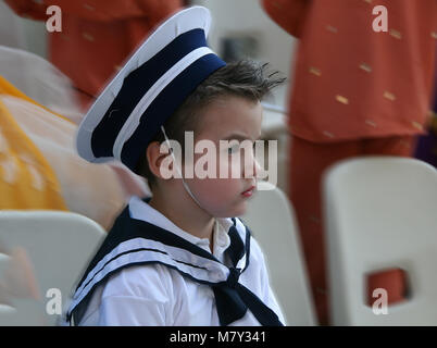 Petit marin.Boy avec snot dans son nez habillé en costume de marine.gros plan portrait. Banque D'Images