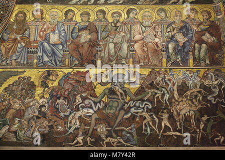 Six apôtres et Satan dévorant les damnés dans l'enfer décrit dans les mosaïques médiévales du 13ème siècle à l'intérieur de la coupole octogonale dans le Battistero di San Giovanni (Florence baptistère) de Florence, Toscane, Italie. Banque D'Images