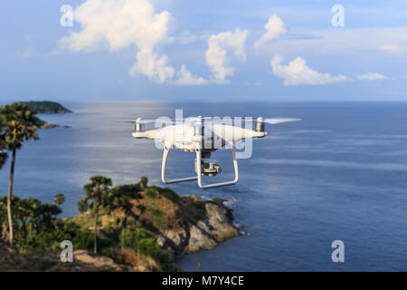 PHUKET, Thaïlande - 9 mai : Drone quadcopter Dji Phantom 4 Pro avec appareil photo numérique 4K en survolant la mer à Phuket le 9 mai 2017. Banque D'Images