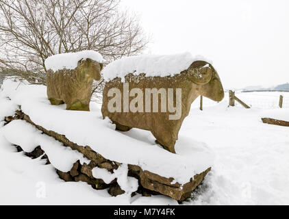 Moutons en pierre sculptures créées par Keith Alexander sur le sentier Pennine Way près de faible vigueur, Bowlees, Teesdale, County Durham, Royaume-Uni, Banque D'Images