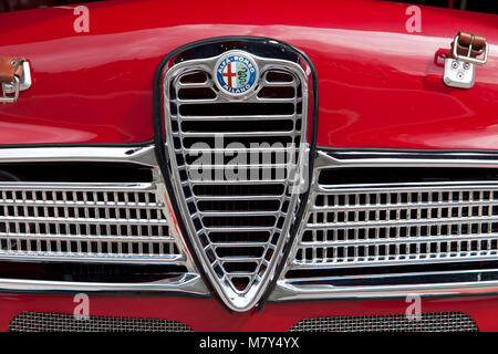 1960 Alfa Romeo rouge calandre close up, voiture classique art, design [, rouge Banque D'Images