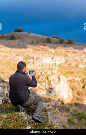 Fotografiando Autorretrato con el movil Banque D'Images