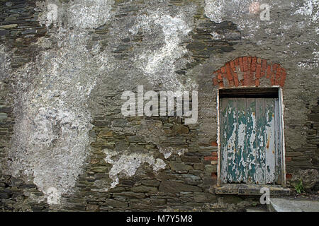 Maison de bateau négligés et abandonnés avec paroi latérale portes pourris en Irlande. Banque D'Images