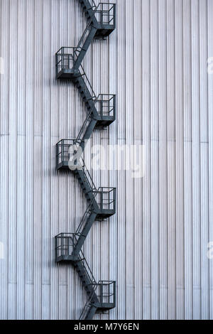 Les escaliers en métal allant jusqu'à l'extérieur d'un bâtiment Banque D'Images