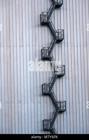 Les escaliers en métal allant jusqu'à l'extérieur d'un bâtiment Banque D'Images