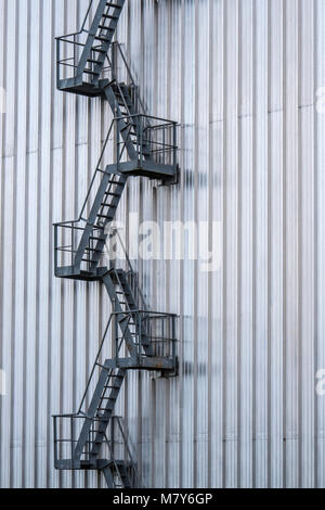 Les escaliers en métal allant jusqu'à l'extérieur d'un bâtiment Banque D'Images