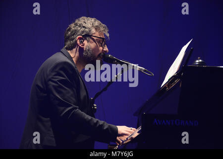 Naples, Italie. Feb 26, 2018. Le chanteur italien et compositeur Dario Brunori également connu sous le nom de sas Brunori joue sur la scène à l'Augusteo Teatro dans la PNA. Banque D'Images