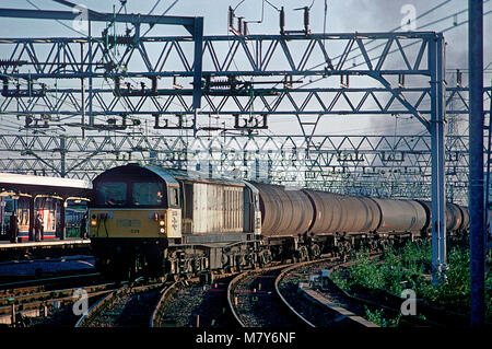Un certain nombre de locomotives diesel de la classe 58 58039 avec un train de wagons citernes à bogies à Stratford dans l'Est de Londres le 29 juillet 1994. Banque D'Images
