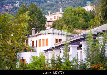 Vue de certaines maisons traditionnelles de Portaria village sur la montagne Pélion en Grèce centrale Banque D'Images