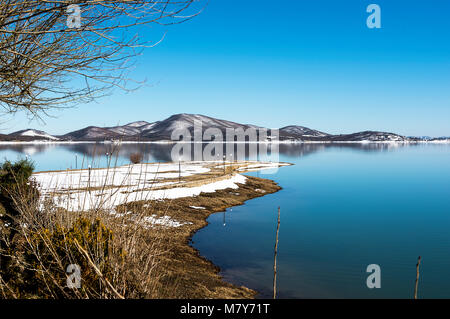 Montagne Noire,paysage,ciel clair sur le lac à un jour d'hiver,Grèce Banque D'Images