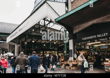 Les gens à pied par l'entrée de Borough Market, un des plus grands et les plus anciens marchés alimentaires de Londres. Banque D'Images