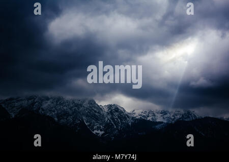 Paysage spectaculaire et sombre des montagnes Moody Tatra par une journée d'hiver nuageux Banque D'Images