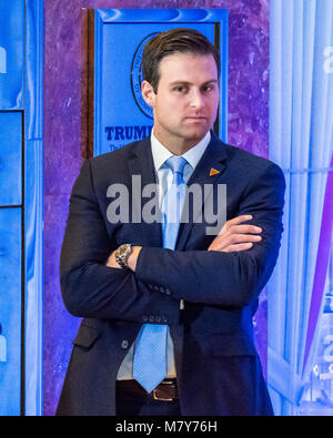 New York, USA, 13 mars 2018. Le président américain, Donald Trump's personal assistant John McEntee est vu dans cette photo prise à New York's Trump Tower le 11 janvier 2017. McEntee fut forcé de quitter son poste et escorté de la Maison Blanche le lundi après son certificat de sécurité a été révoqué. Photo par Enrique Shore Banque D'Images