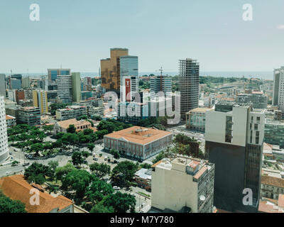 LUANDA, ANGOLA - le 11 mars 2018 : La construction se poursuit dans la capitale angolaise Luanda malgré les difficultés économiques. Banque D'Images