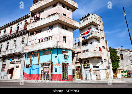 La Havane, Cuba - 12 décembre 2016 : vieux maisons minable dans le centre de La Havane / Cuba Banque D'Images