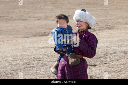 Hatgal, la Mongolie, le 2 mars 2018 : femme mongole avec son bébé dans le nord de steppe mongole Banque D'Images