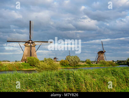 Les moulins à vent de Kinderdijk, UNESCO World Heritage Site, Hollande méridionale, Pays-Bas Banque D'Images