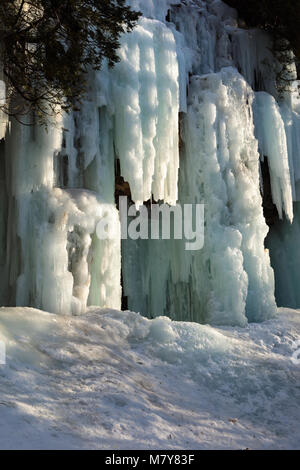 Grotte de glace et la glace forme des rideaux le long de l'escarpement de Pictured Rocks sur Sand Point Road à Munising au Michigan. Ces rideaux de glace sont populaires pour de la cl Banque D'Images