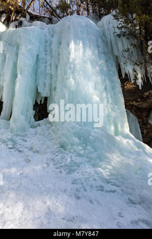 Grotte de glace et la glace forme des rideaux le long de l'escarpement de Pictured Rocks sur Sand Point Road à Munising au Michigan. Ces rideaux de glace sont populaires pour de la cl Banque D'Images