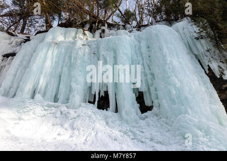 Grotte de glace et la glace forme des rideaux le long de l'escarpement de Pictured Rocks sur Sand Point Road à Munising au Michigan. Ces rideaux de glace sont populaires pour de la cl Banque D'Images