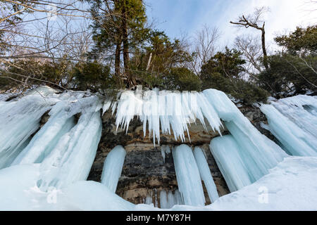 Grotte de glace et la glace forme des rideaux le long de l'escarpement de Pictured Rocks sur Sand Point Road à Munising au Michigan. Ces rideaux de glace sont populaires pour de la cl Banque D'Images