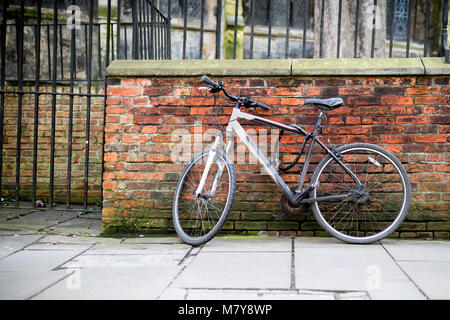 Vélos de montagne cadenassé contre un mur de brique dans le cadre du cycle de travail ou le transport pour Londres location scheme au Royaume-Uni Banque D'Images