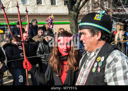 Faits saillants de Festival Surva de Pernik (près de Sofia, Bulgarie), le plus important Défilé de masques des Balkans, inspirée par la tradition de kukeri, déguisements qui avait pour but de faire fuir les mauvais esprits. Banque D'Images