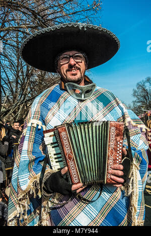 Faits saillants de Festival Surva de Pernik (près de Sofia, Bulgarie), le plus important Défilé de masques des Balkans, inspirée par la tradition de kukeri, déguisements qui avait pour but de faire fuir les mauvais esprits. Banque D'Images