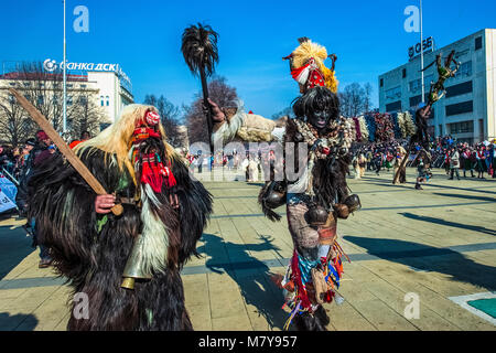 Faits saillants de Festival Surva de Pernik (près de Sofia, Bulgarie), le plus important Défilé de masques des Balkans, inspirée par la tradition de kukeri, déguisements qui avait pour but de faire fuir les mauvais esprits. Banque D'Images