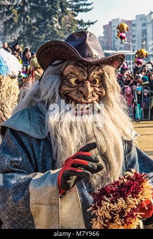 Faits saillants de Festival Surva de Pernik (près de Sofia, Bulgarie), le plus important Défilé de masques des Balkans, inspirée par la tradition de kukeri, déguisements qui avait pour but de faire fuir les mauvais esprits. Banque D'Images