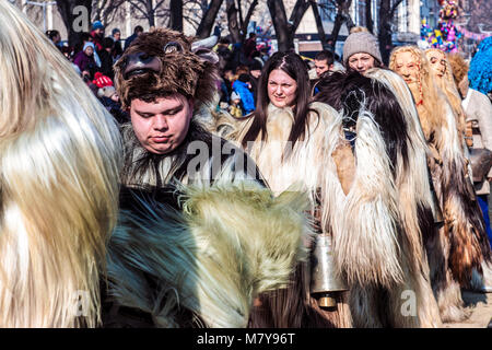 Faits saillants de Festival Surva de Pernik (près de Sofia, Bulgarie), le plus important Défilé de masques des Balkans, inspirée par la tradition de kukeri, déguisements qui avait pour but de faire fuir les mauvais esprits. Banque D'Images