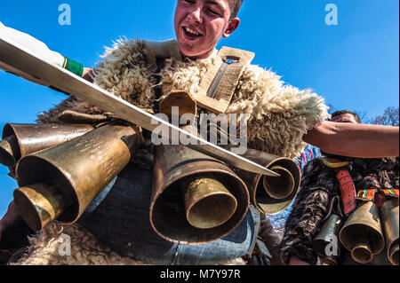 Faits saillants de Festival Surva de Pernik (près de Sofia, Bulgarie), le plus important Défilé de masques des Balkans, inspirée par la tradition de kukeri, déguisements qui avait pour but de faire fuir les mauvais esprits. Banque D'Images