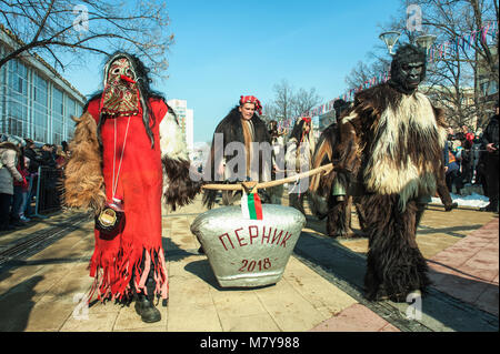 Faits saillants de Festival Surva de Pernik (près de Sofia, Bulgarie), le plus important Défilé de masques des Balkans, inspirée par la tradition de kukeri, déguisements qui avait pour but de faire fuir les mauvais esprits. Banque D'Images