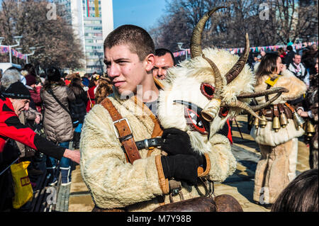 Faits saillants de Festival Surva de Pernik (près de Sofia, Bulgarie), le plus important Défilé de masques des Balkans, inspirée par la tradition de kukeri, déguisements qui avait pour but de faire fuir les mauvais esprits. Banque D'Images