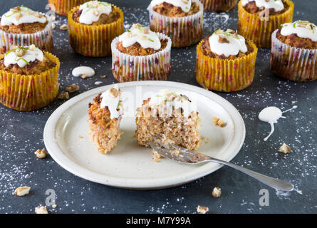Muffins Noix de coco et de carottes maison. Banque D'Images