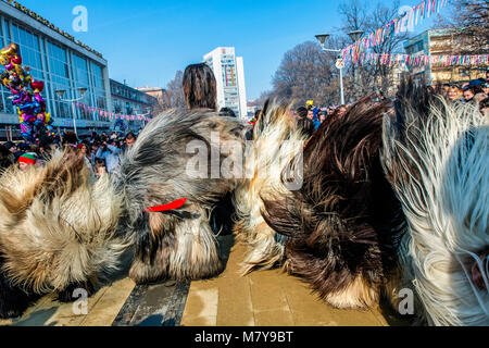 Faits saillants de Festival Surva de Pernik (près de Sofia, Bulgarie), le plus important Défilé de masques des Balkans, inspirée par la tradition de kukeri, déguisements qui avait pour but de faire fuir les mauvais esprits. Banque D'Images