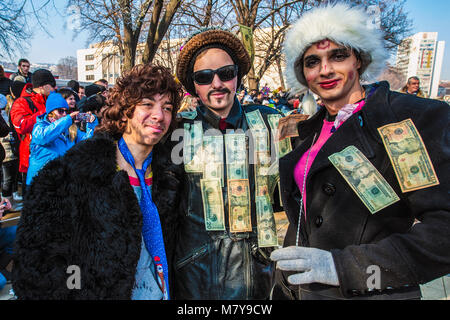 Faits saillants de Festival Surva de Pernik (près de Sofia, Bulgarie), le plus important Défilé de masques des Balkans, inspirée par la tradition de kukeri, déguisements qui avait pour but de faire fuir les mauvais esprits. Banque D'Images