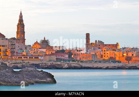 Monopoli vue sur la vieille ville de la mer, les Pouilles, Salento, Italie Banque D'Images