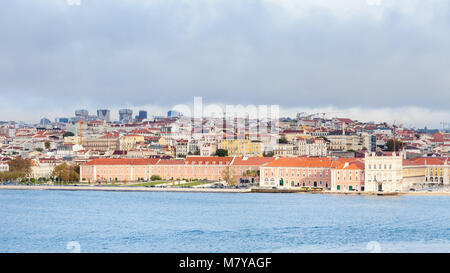 La vue sur le Tage vers le front de Lisbonne et musée de Lisbonne au Portugal. Banque D'Images