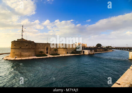 Taranto vieux château sur canal de la mer et du pont tournant Banque D'Images