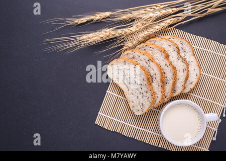 Tranches de pain blanc frais avec des graines de sésame noir sur fond de table en pierre. Vue de dessus et Studio shot Banque D'Images