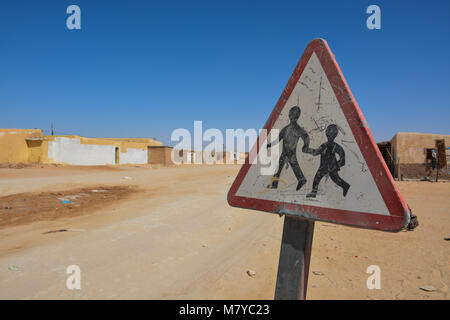 Panneau de circulation à Smara, camp de réfugiés sahraouis. Banque D'Images