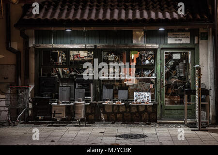 SARAJEVO, Bosnie-herzégovine - 16 février 2018 : dans une rue du quartier de Bascarsija de Sarajevo, avec l'artisanat du cuivre métal typique Banque D'Images